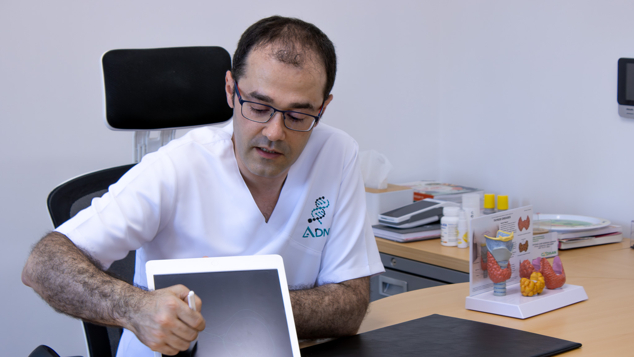 Antonio Serrano pasando consulta de nutrición en Almería